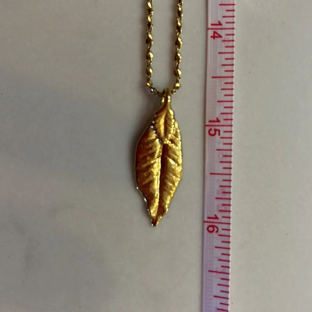 Leaf pendant necklace! - Picture 2 of 3